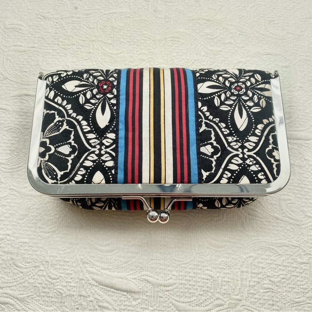 Vera Bradley Black and White makeup bag. Excellent preowned condition. 7.5”x 4”